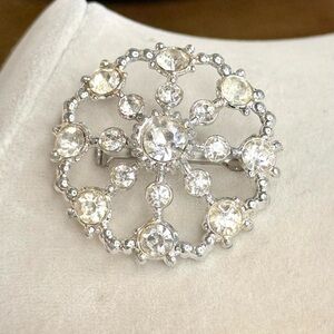 Vintage Round Clear Rhinestone Brooch – Snowflake Starburst Style – Silver Tone